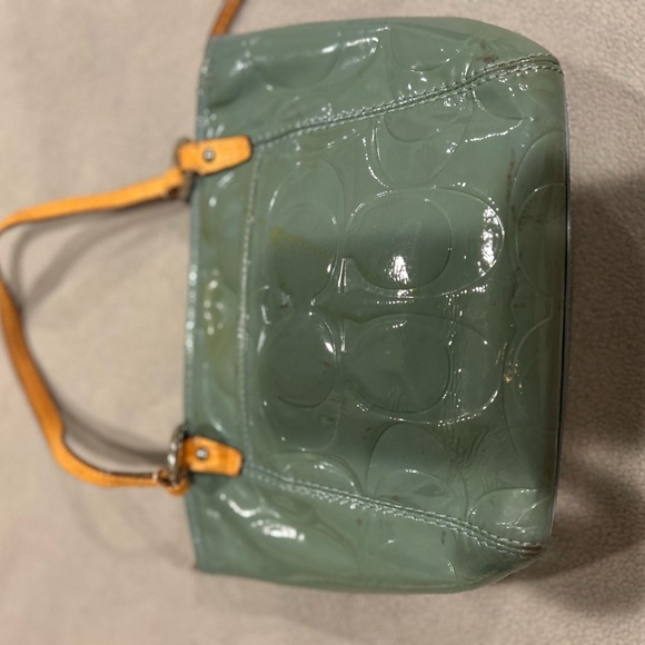 This Coach signature embossed Leah patent leather tote shoulder bag enamel green - Picture 7 of 8